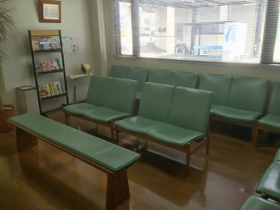 整形外科待合室用に納品した日進木工のソフ...