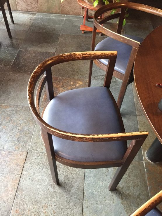 カフェのテーブルとイスの修理 | 家具の...