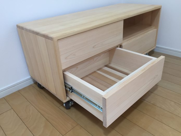 ヒノキクラフト ダイニングテーブルとTV...