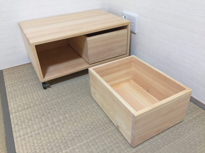 ヒノキクラフト ダイニングテーブルとTV...