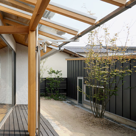 コート、ガラス屋根のテラス