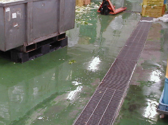 食品工場　転倒事故防止　滑り止め