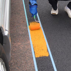 刷毛・ローラーを使って作業します