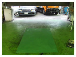 自動車整備工場 出入り口 油で浸食された床面の補修