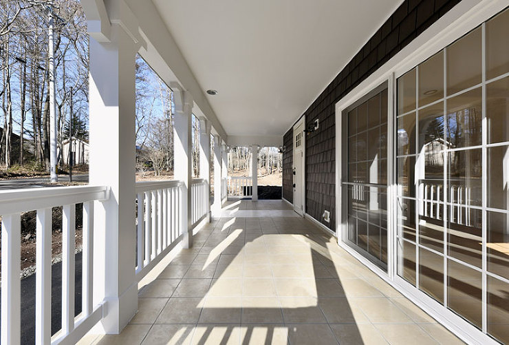 周囲の木々にマッチする外壁・自然とも調和...