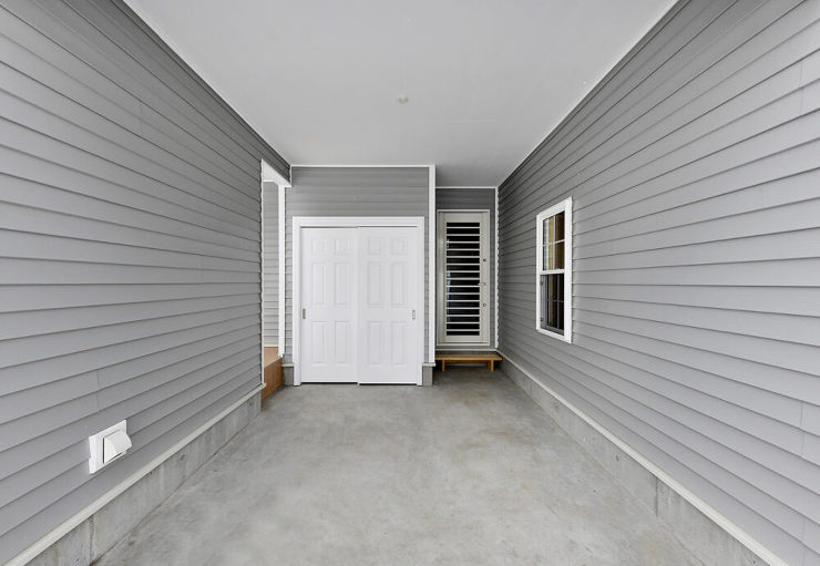 ２つのガレージを備え、信州の自然と調和す...