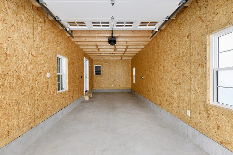 ２つのガレージを備え、信州の自然と調和す...