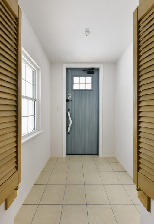 ２つのガレージを備え、信州の自然と調和す...