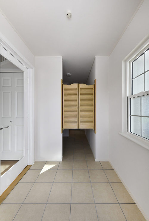 ２つのガレージを備え、信州の自然と調和す...