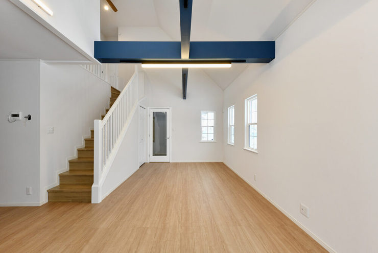 ２つのガレージを備え、信州の自然と調和す...