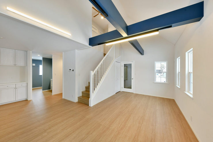 ２つのガレージを備え、信州の自然と調和す...