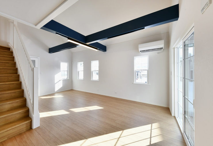 ２つのガレージを備え、信州の自然と調和す...