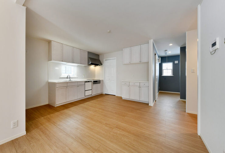 ２つのガレージを備え、信州の自然と調和す...