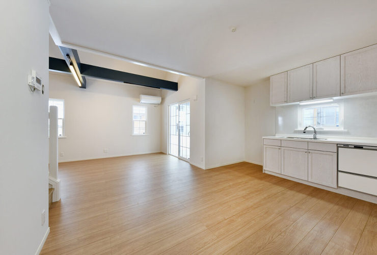 ２つのガレージを備え、信州の自然と調和す...