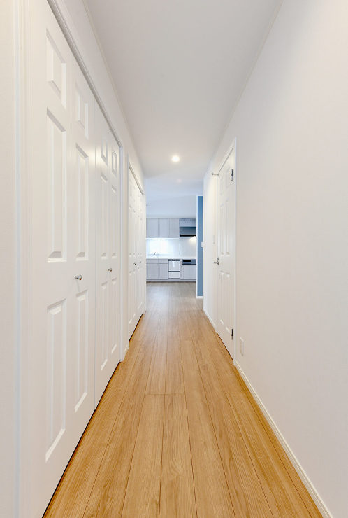 ２つのガレージを備え、信州の自然と調和す...