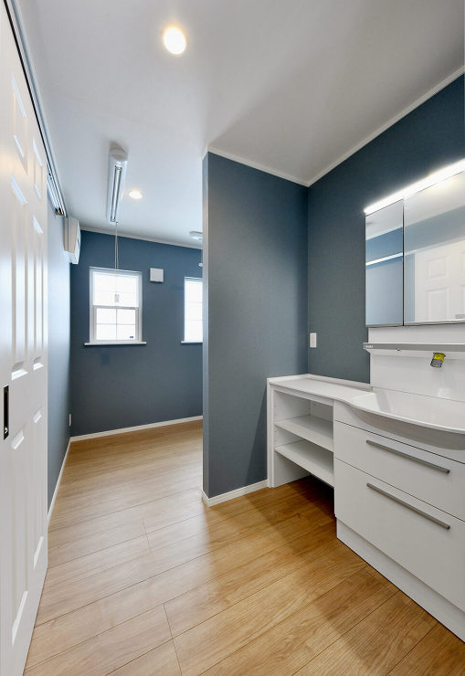 ２つのガレージを備え、信州の自然と調和す...