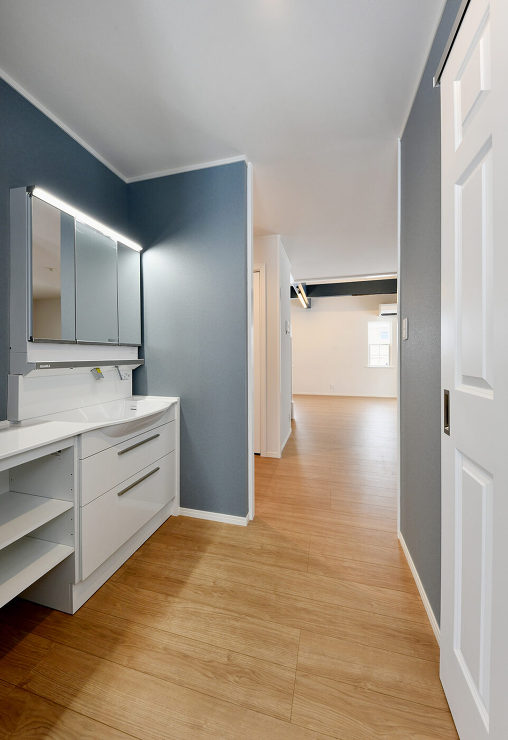 ２つのガレージを備え、信州の自然と調和す...