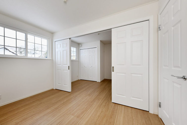 ２つのガレージを備え、信州の自然と調和す...