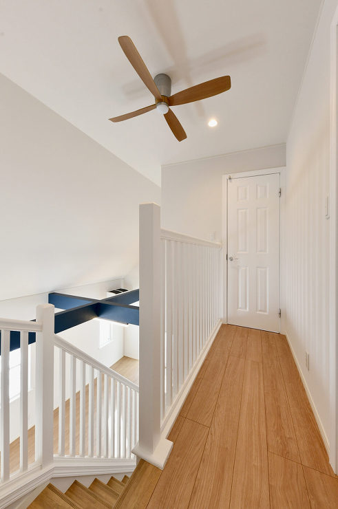 ２つのガレージを備え、信州の自然と調和す...