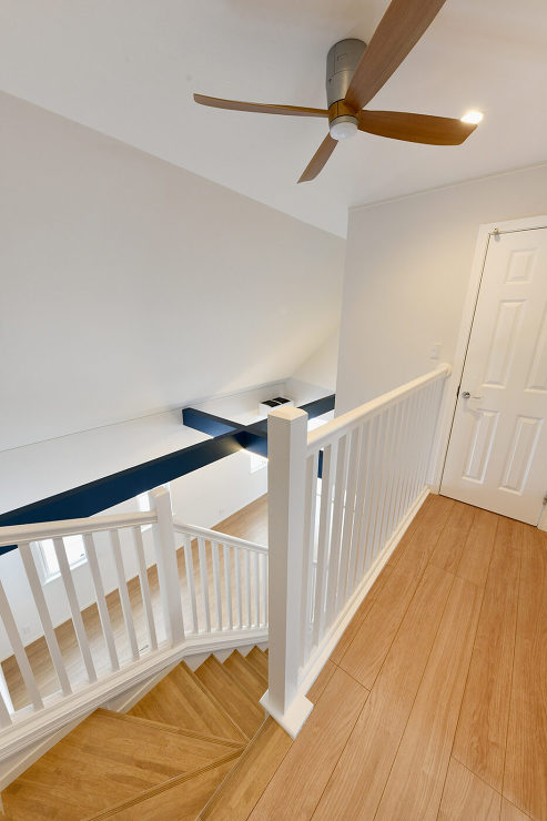 ２つのガレージを備え、信州の自然と調和す...