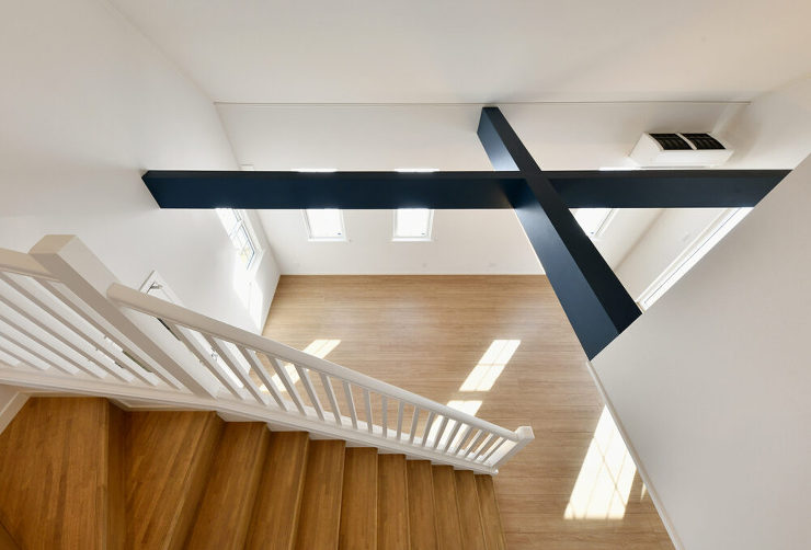 ２つのガレージを備え、信州の自然と調和す...