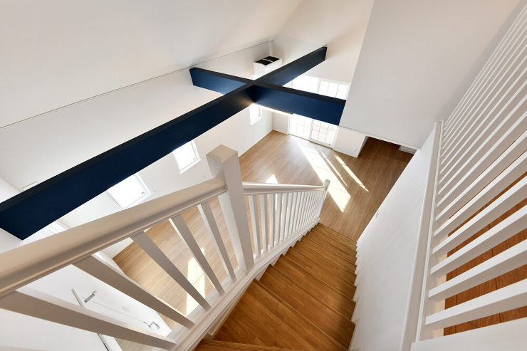 ２つのガレージを備え、信州の自然と調和す...