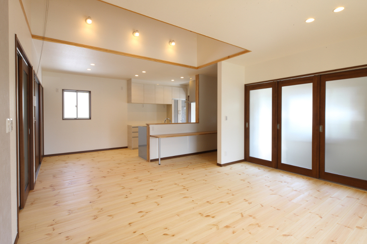 平屋　玄関土間からリヒ?ンク?と庭へ｜戸...