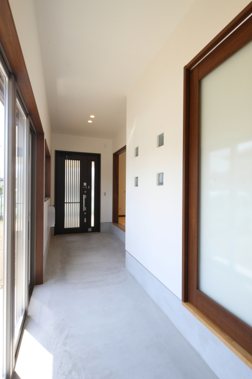 平屋　玄関土間からリヒ?ンク?と庭へ｜戸...