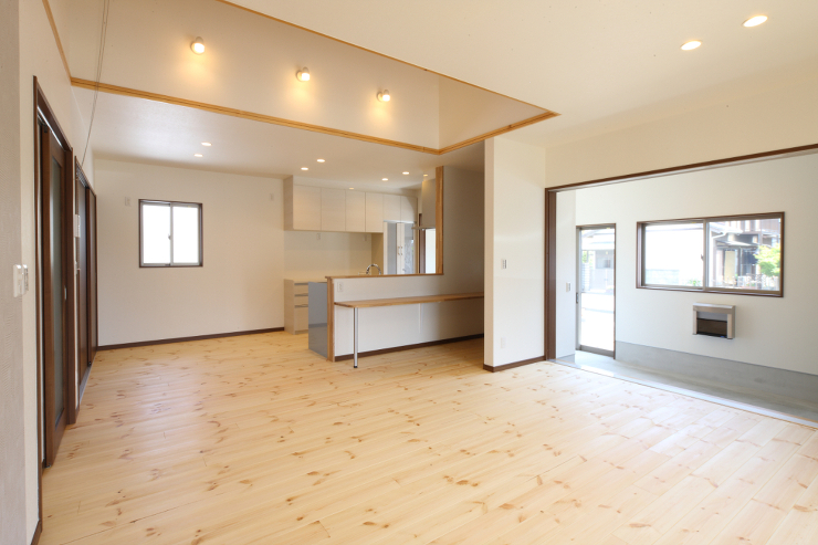 平屋　玄関土間からリヒ?ンク?と庭へ｜戸...