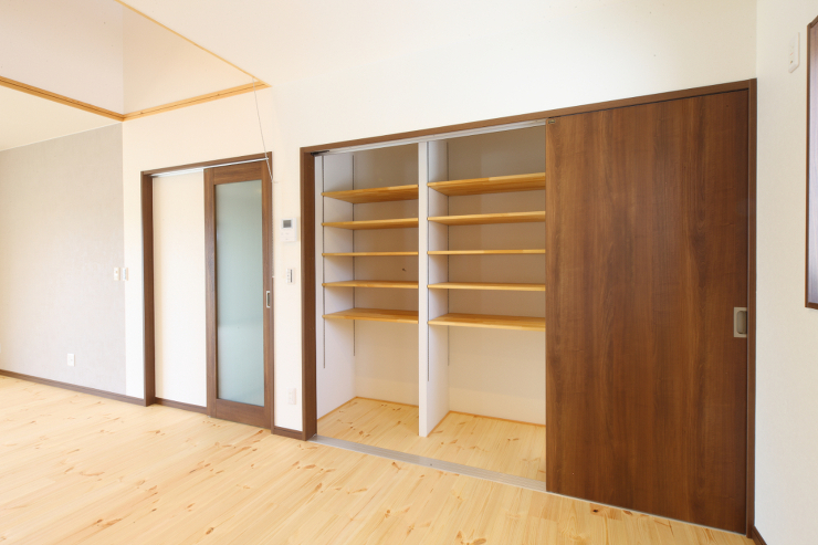 平屋　玄関土間からリヒ?ンク?と庭へ｜戸...