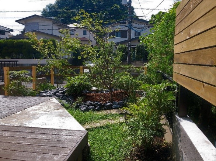 石の風合いと樹木の影が合わさる情景が癒されるとおもいます。