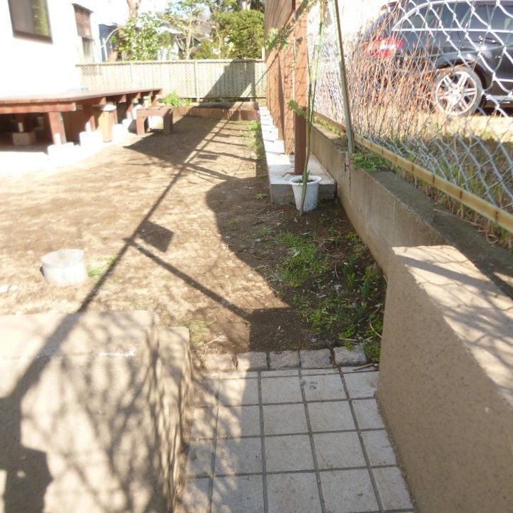 前面が土の状態で雨の時のぬかるみを解消するため飛び石と御影石平板を配置。