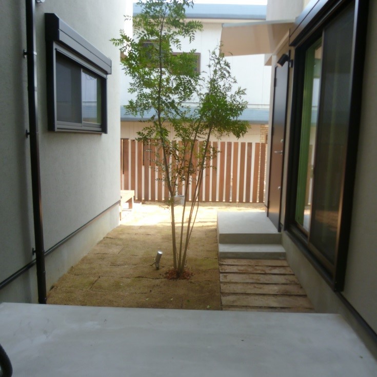 玄関前にはパープルハート枕木のステップを。 目地に芝を入れております。