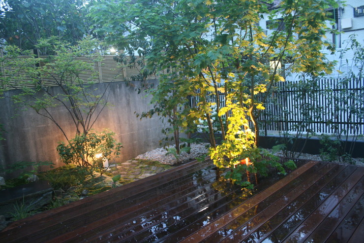 水盤周囲にはアセビ、オオデマリ、ヤマボウシ等を植栽しました。