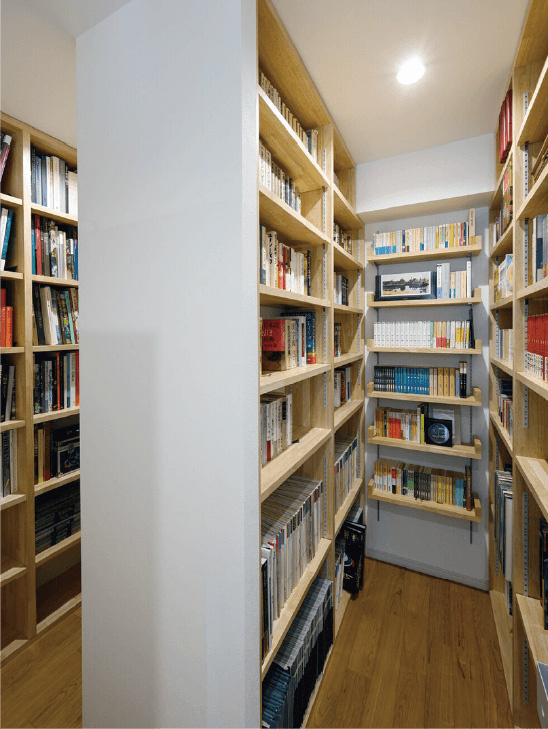 マエダハウジング　1000冊収納でき7割が埋まる書庫。「お施主様があと5年間は気兼ねなく本が買えるとのことでした（笑）」（柴下氏）