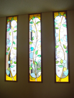 【施工例　秋和保育園】：ステンドグラス工...