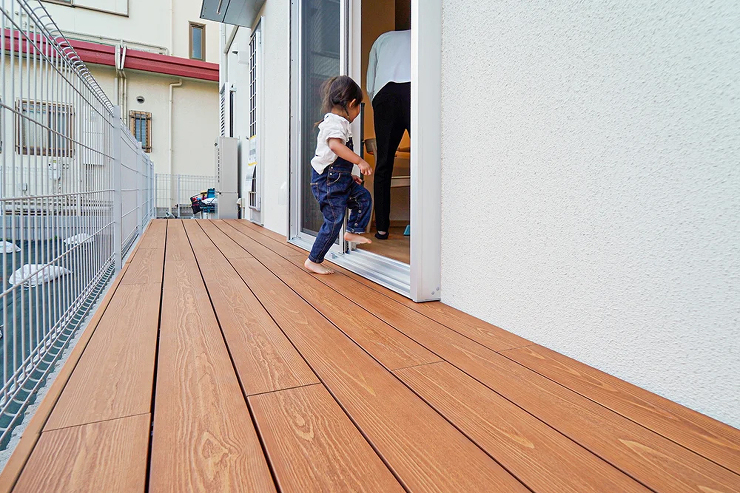 ウッドデッキに机と椅子！おしゃれな空間で...