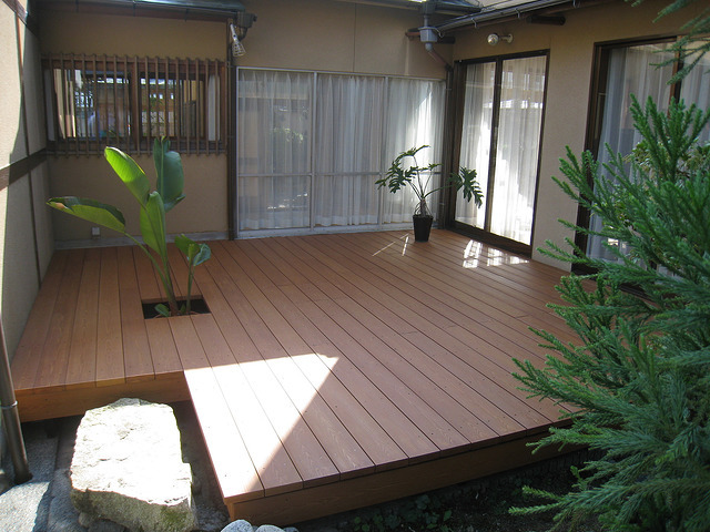 ウッドデッキで防犯対策を強化  ?