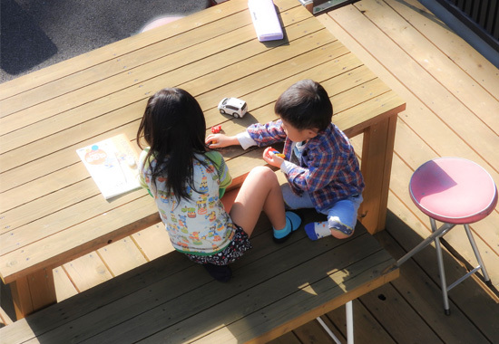 樹脂デッキってどんなもの？自然木との違いや設置のポイントを紹介