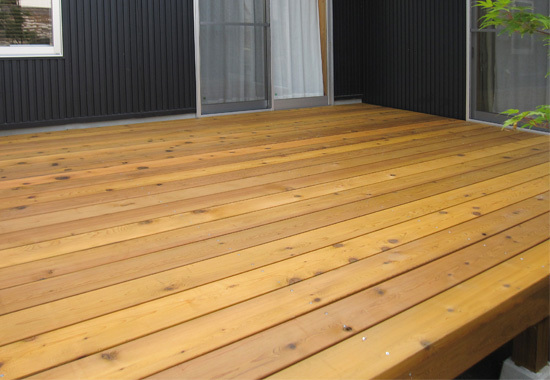 樹脂デッキの特徴｜自然木とは何が違う？