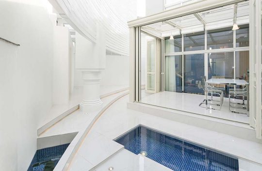 壁泉からガーデンルームの目の前のプールへと流れる水の流れは見る人の心を癒やしてくれます