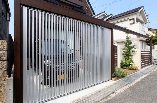 カーテンゲート三協アルミ「ライアーレ」にすることで外からの目線を軽減することが出来ます。