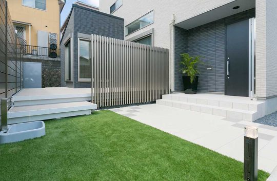 階段を上がった先はプライベートが確保された自慢のお庭が広がります