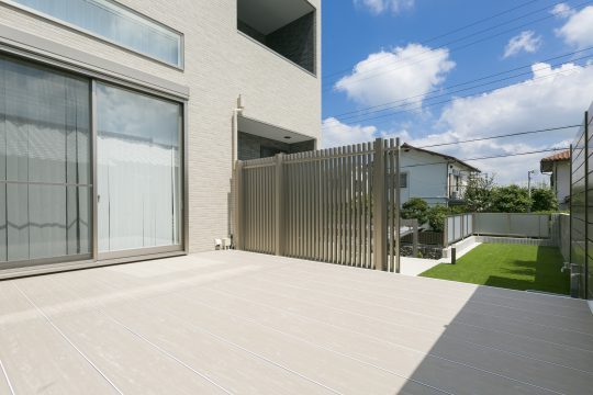 三協アルミラステラが高級感のあるグレーマーブルのデッキがモダンでシックな空間をつくります
