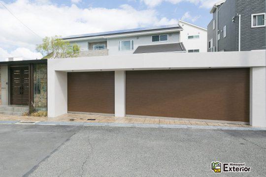 木目調のシャッターでつくるクローズド外構