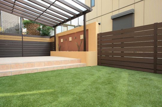 人工芝と屋根のあるタイルデッキで使い勝手の良いおしゃれなアジアンリゾート風のお庭に