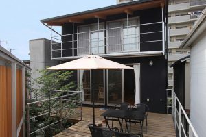 狭小地で光と風を取り込みながら暮らす