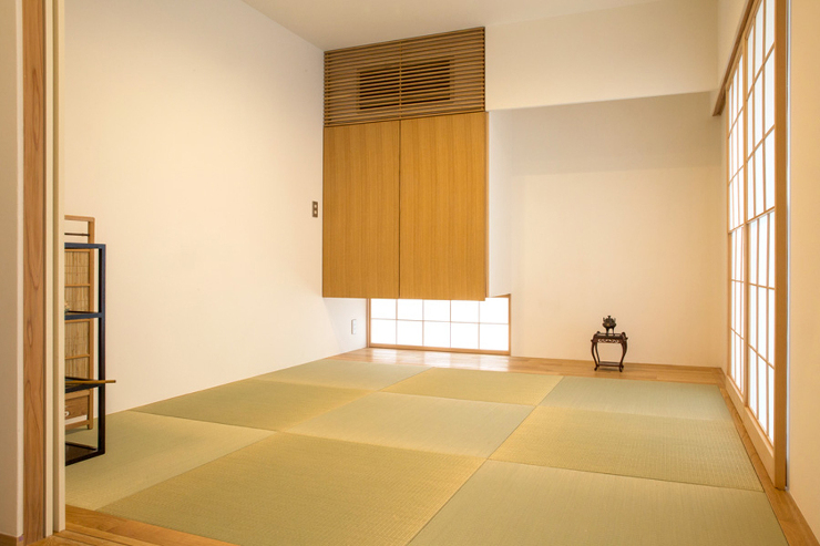 来客用のコンパクトな和室。雪見障子からはデッキからのやわらかい光が入ります。