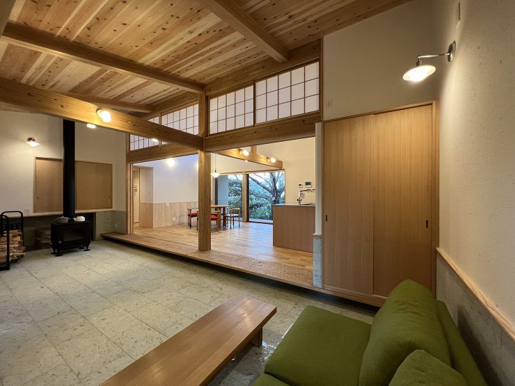 土間空間のエントランスホールはリビングとしても使用することができます。薪ストーブの炎を眺められるくつろぎ空間です。