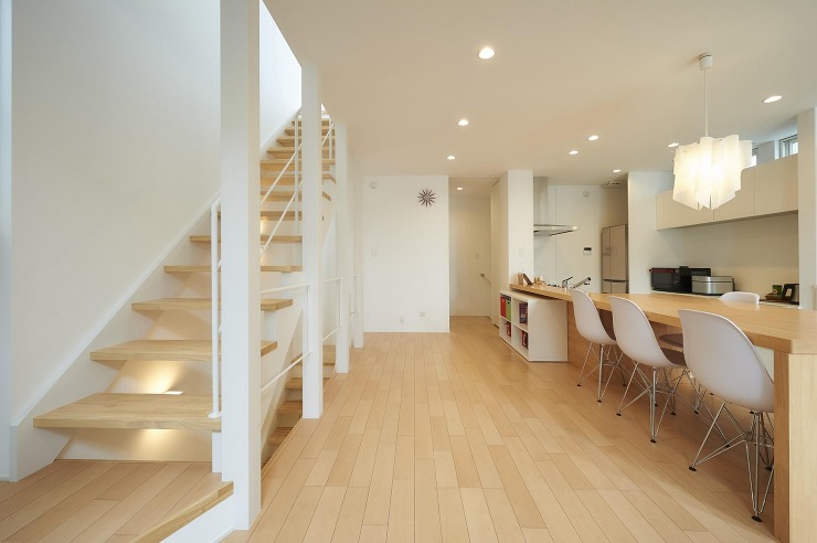 吹き抜けを兼ねるリビング階段の画像